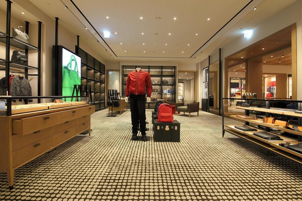 coach现代概念101旗舰店,男装区展示空间有一独立入口.