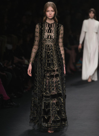 巴黎时装周\/韩艺瑟看范伦铁诺巧遇《名模大间