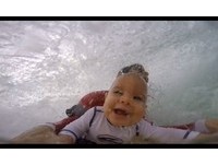 最小衝浪手！　9個月大寶寶第一次衝浪表情超興奮　
