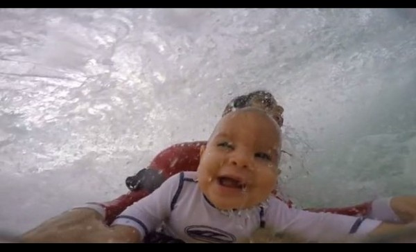 最小冲浪手! 9个月大宝宝第一次冲浪表情超兴