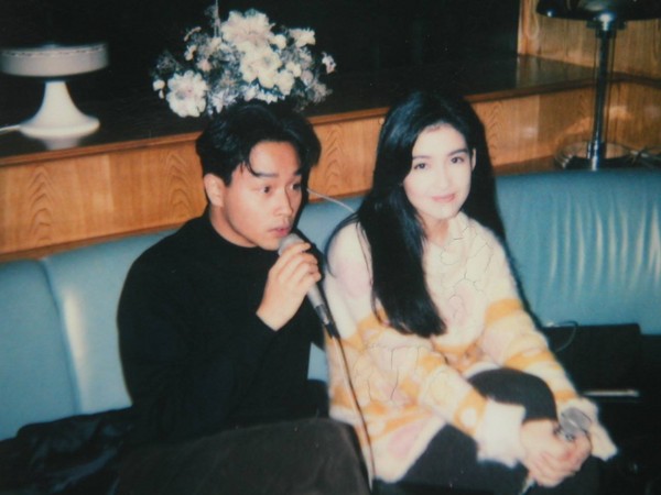 ▼周慧敏分享和张国荣以前的合照.(图/翻摄周慧敏脸书)