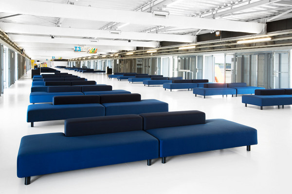 成田机场第三航厦采用无印良品的沙发长椅摆放