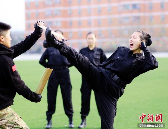 女神一秒变泥人! 四川准空姐练擒拿学劈砖