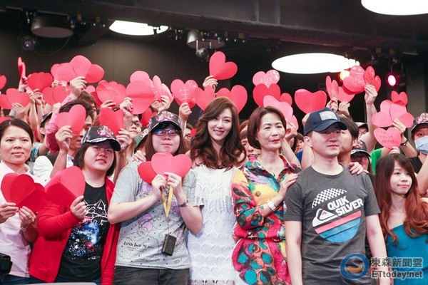 一想到父亲逝世的往事,忍不住开始泪崩;再看到演员高宇蓁,谢承均等人