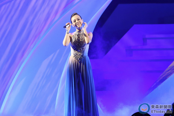 彭佳慧小巨蛋初开唱 泪崩:我等了19年,才走到这里!