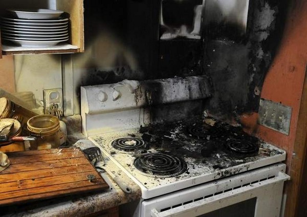 猫的报恩!厨房失火 猫咪拯救男主人一命