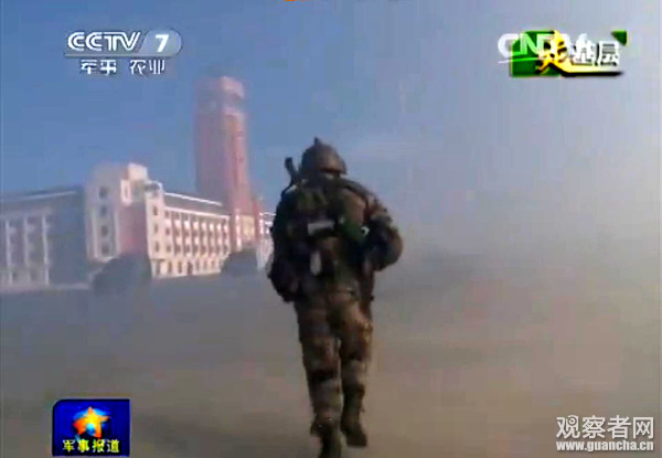 解放軍「跨越-2015‧朱日和」系列軍事演習正緊張進行中，而央視報導的畫面出現一棟紅白色建築物，外形結構與台灣總統府有些相似。(圖／取自觀察者網)