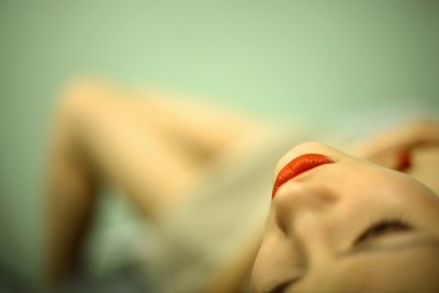 女生嘿咻後私密處有血尿! 小心蜜月膀胱炎找上門