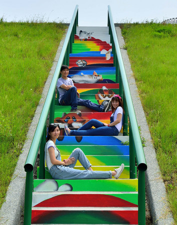 彩色水岸 微风运河堤外阶梯新增艺术彩绘