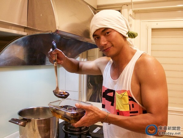 帅翻!亮哲父亲节裸身下厨 露肌肌拿鸡汤「餵妻」