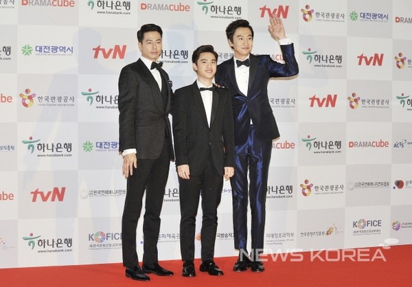 ▼赵寅成,d.o.,李光洙曾一起演出《没关系,是爱情啊》.