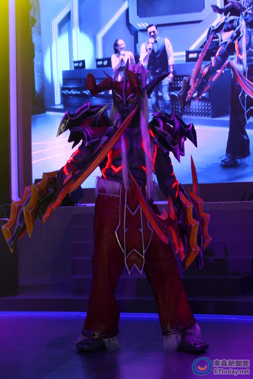 获得亚军的伊利丹,身上有许多led装置,在暗处时身上与武器都清晰