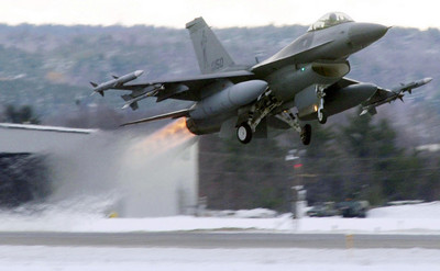 快訊／飛行員跳傘逃…撞「高壓電纜」卡半空　F-16戰機墜毀法國
