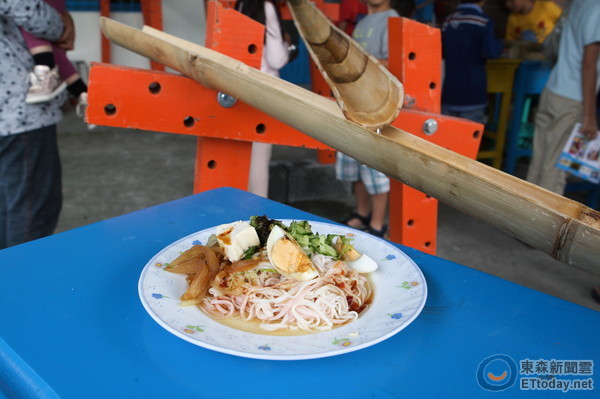 加上配料与酱汁的手工流水面线.