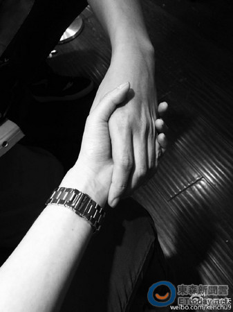 ▼朱孝天po牵手照.(图/翻摄自朱孝天微博)