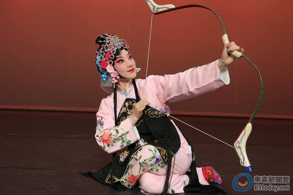 「新鮮花臉」白無常 美少女,大男孩傳承200年老京劇