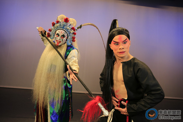 ▼《盘肠大战界牌关》有精彩的武打场面.