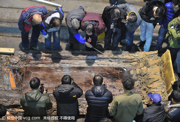 etfashion 大陆 考古人员20日揭开了江西南昌西汉海昏侯墓主棺外棺盖