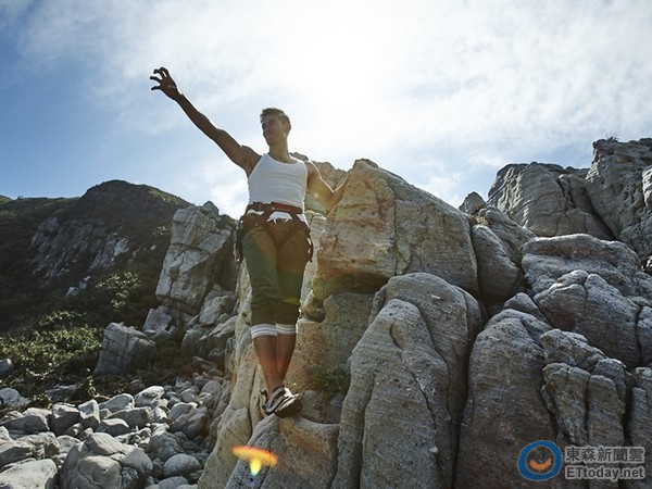 养眼!亮哲超帅跪姿100分 胯下「雕型」全都露