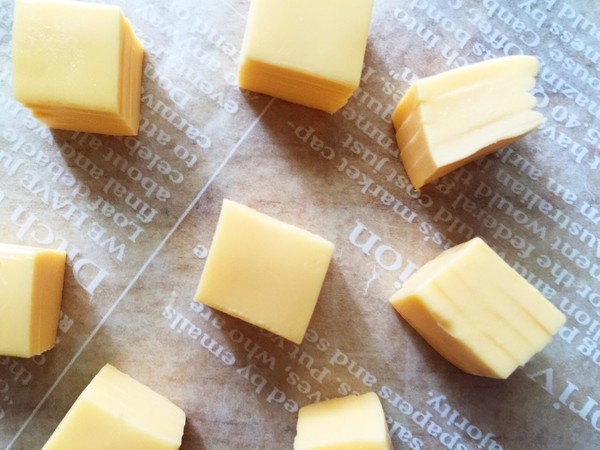 2.起司片2片,对切叠起后切成丁