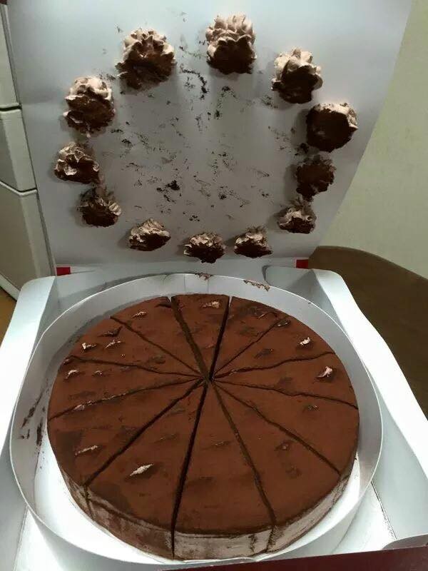 女网友po蛋糕悲剧照,让网友笑惨.(图/翻摄自爆废公社)