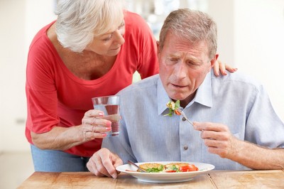 食物吞不下...險插鼻胃管過年！家中長輩「助吞嚥」技巧曝