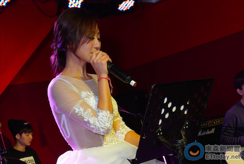 蔡小洁因家人一句话决定出道 泪:奶奶已经忘了我是谁