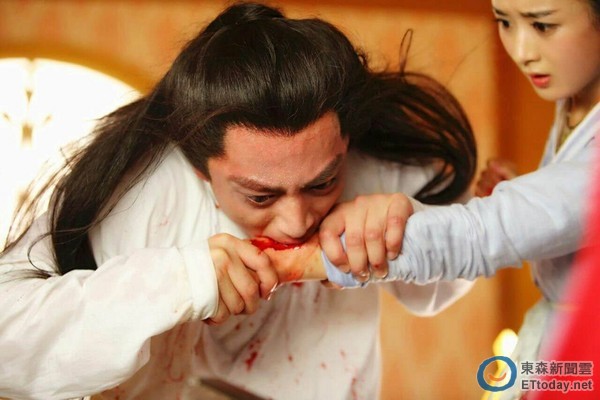 霍建华发狂咬颈虐心血吻 赵丽颖惊吓「师父像鬼」