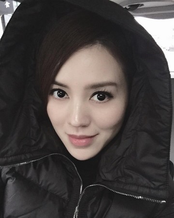 关颖,林牧洁帮女儿套上羽绒衣变身熊熊玩偶