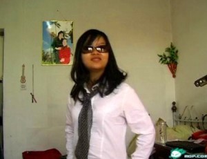 用高跟鞋踩死狗 陆「墨镜女」太变态引公愤 | E