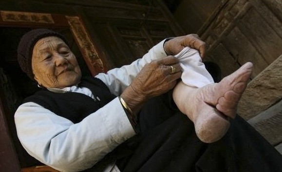 中国女性裹小脚成「三寸金莲」 为了满足男人的性欲?
