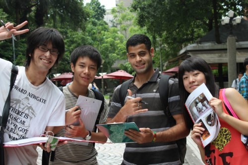 外籍學生接受訪問調查，選出最受歡迎的台北小吃。(圖／取自台北市政府)