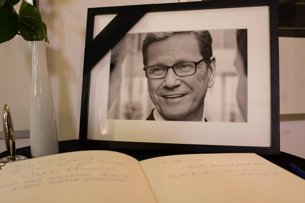 德国前外长基多(guido westerwelle)上周末因血癌在科隆去世,享年54岁