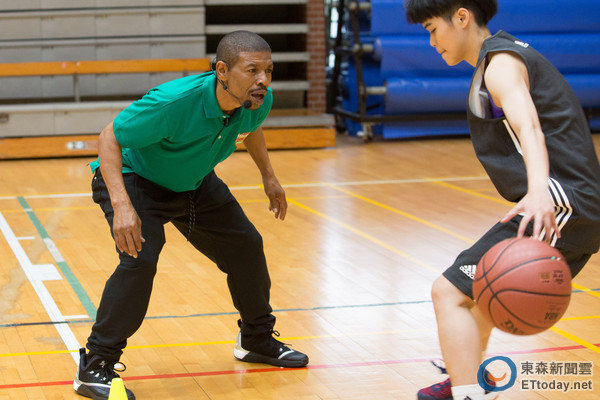 虽然已高龄51岁,前nba夏洛特黄蜂主力控卫包格斯(muggsy bogues)12日