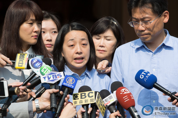 送小灯泡高飞 妈妈:希望一起让社会更良善!