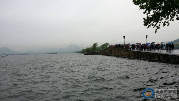 新新白娘子传奇 她断桥边玩手机 走著走著掉进