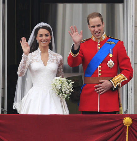 burton)设计,英国王妃凯特大婚时穿著的婚纱优雅大方,长袖蕾丝设计
