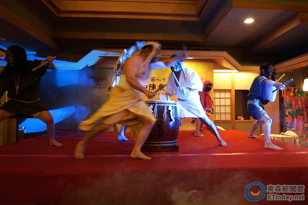 在表演中,除了击鼓外,也会有夸张的肢体舞动.