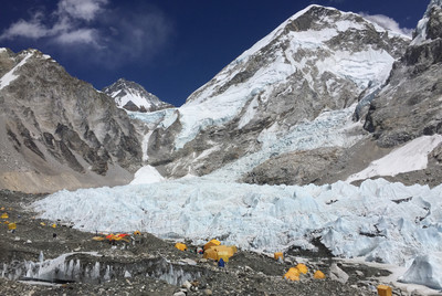 喜馬拉雅山雪崩活埋7人！3個月後…「雪融露出袋子」驚見一具屍體