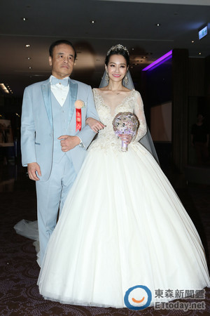 joe从小在美国长大,中文不流利,先前在大陆工作,全靠王思佳跨海替他