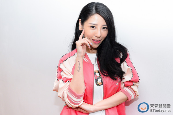 后组成「黑girl」出道发专辑,跟其他的八妞妞大牙,贝童彤,小薰,鬼鬼