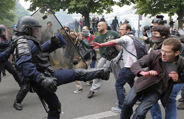 法國鬧大罷工，鐵路罷工，警民發生衝突。（圖／達志影像／美聯社），警民發生衝突。