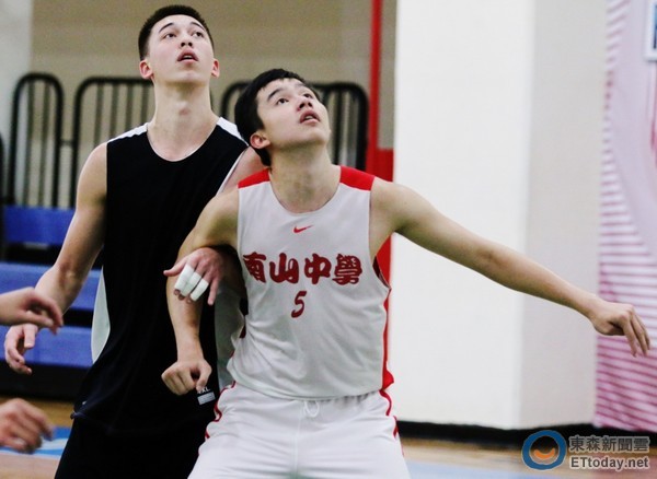 扛住黄金世代招牌 u17小将专注比赛