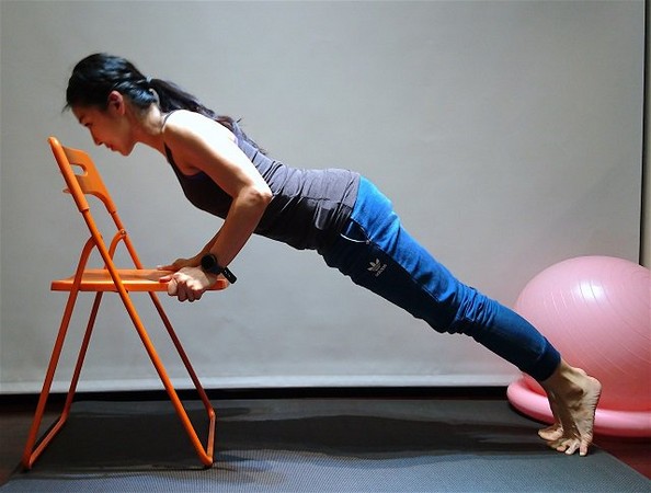 筋肉妈妈勤於健身,利用椅子也能自主锻鍊.(图/筋肉妈妈提供,下同)