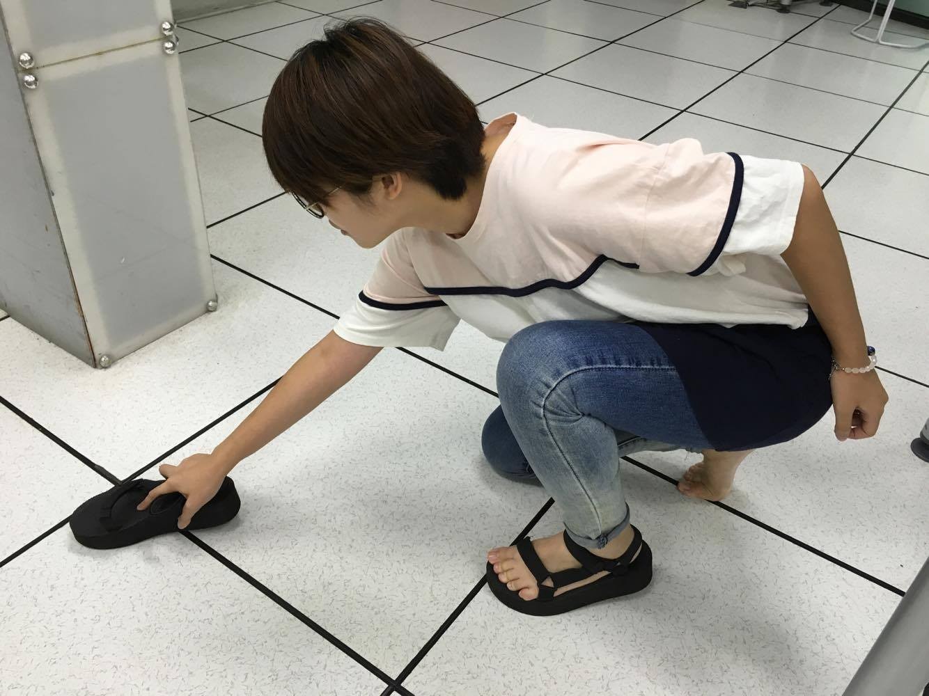 打蟑螂,小强.(示意图/记者李佳蓉摄)