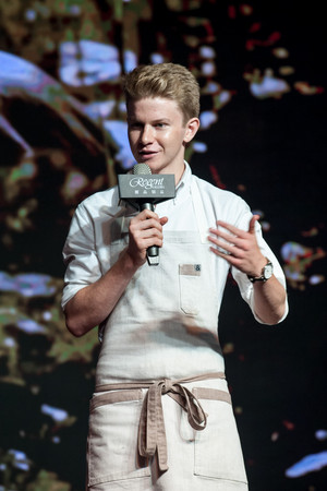 年仅17岁的少年厨神弗林马卡瑞 (flynn mcgarry)主厨.