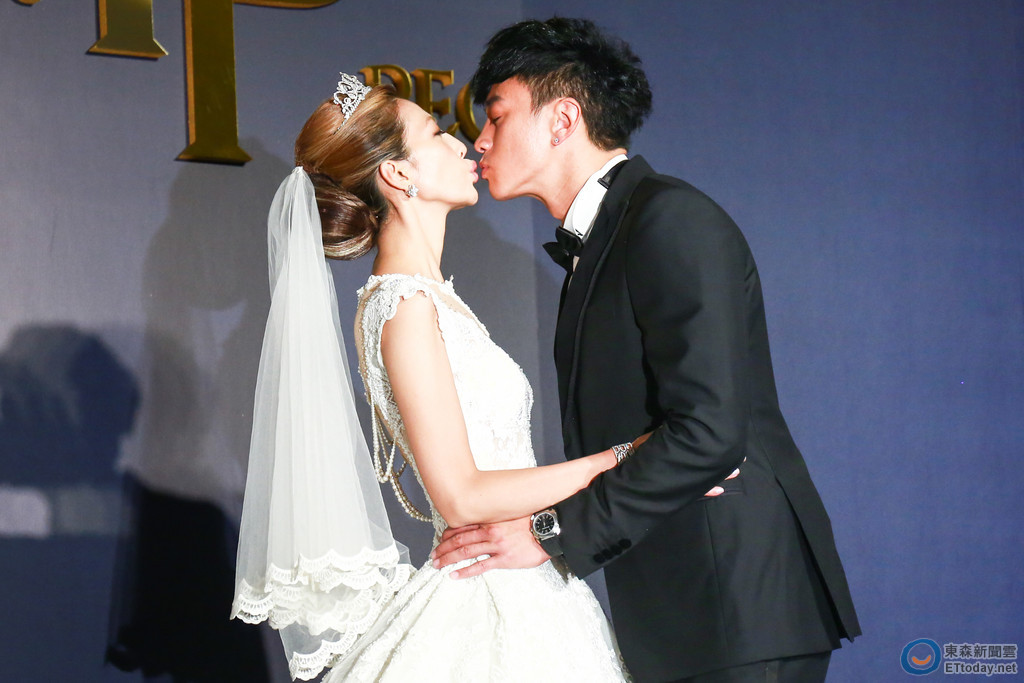 何润东老婆peggy白纱裙摆2公尺 回顾长婚纱黛妃不能忘