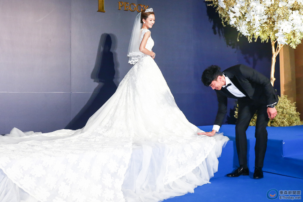 何润东老婆peggy白纱裙摆2公尺 回顾长婚纱黛妃不能忘