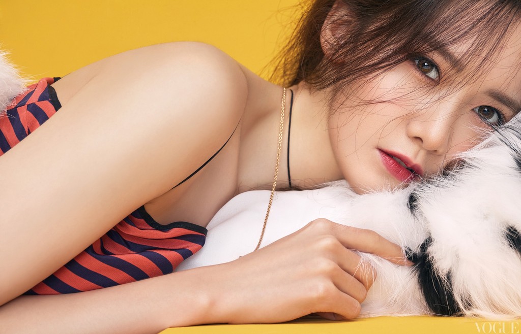 润娥扭转「条纹」平凡印象 穿出性感女人魅力