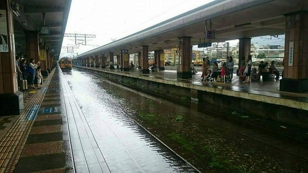 花莲车站铁轨被雨淹没.(图/翻摄自爆料公社脸书粉丝团,下同)